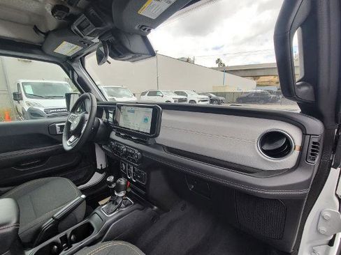 Used 2025 Jeep Wrangler Unlimited Sahara AWD/4WD image 27