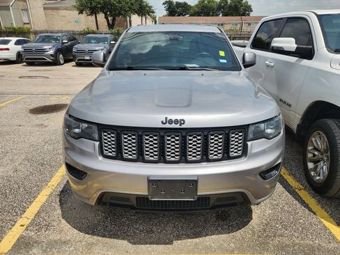 Used 2017 Jeep Grand Cherokee Altitude RWD image 2