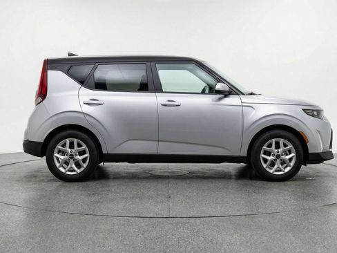 Used 2025 Kia Soul LX w/ LX Technology Package FWD image 13