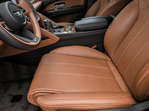 Used 2022 Bentley Bentayga AWD/4WD image 21