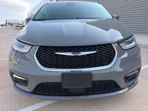 Used 2022 Chrysler Pacifica Touring-L FWD image 8