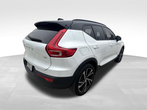 Used 2022 Volvo XC40 T4 R-Design w/ Advanced Package FWD image 4