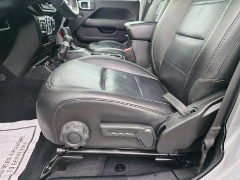 Used 2018 Jeep Wrangler Unlimited Sahara AWD/4WD image 17