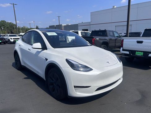 Used 2024 Tesla Model Y Long Range AWD/4WD image 4