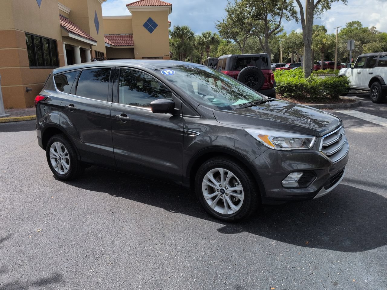 Used 2019 Ford Escape SE FWD image 2