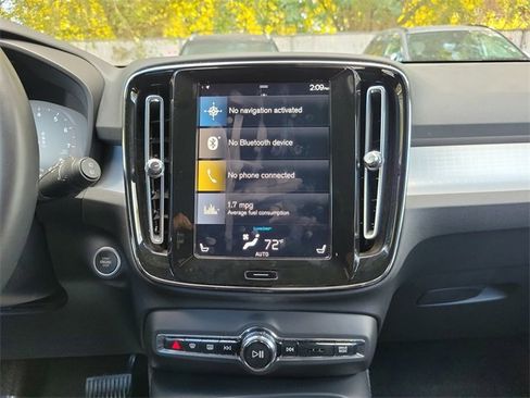 Used 2022 Volvo XC40 T5 Momentum image 18