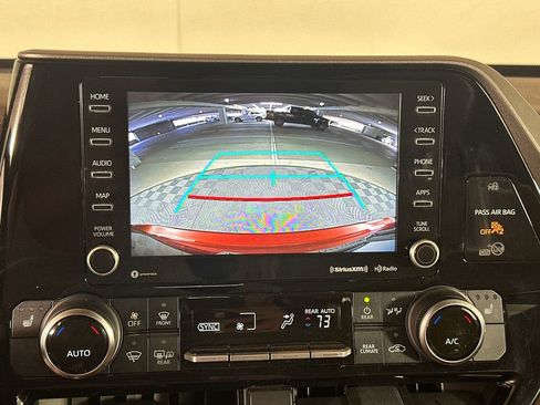 Used 2022 Toyota Highlander XLE image 29