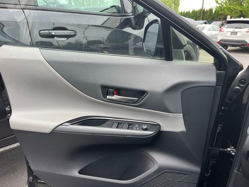 Used 2023 Toyota Venza LE image 4