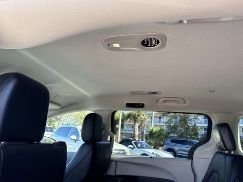 Used 2023 Chrysler Pacifica Touring-L image 22