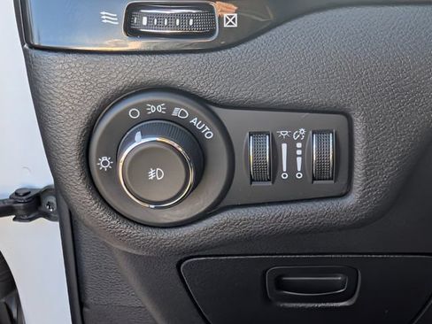 Used 2021 Jeep Cherokee Latitude Plus FWD image 32