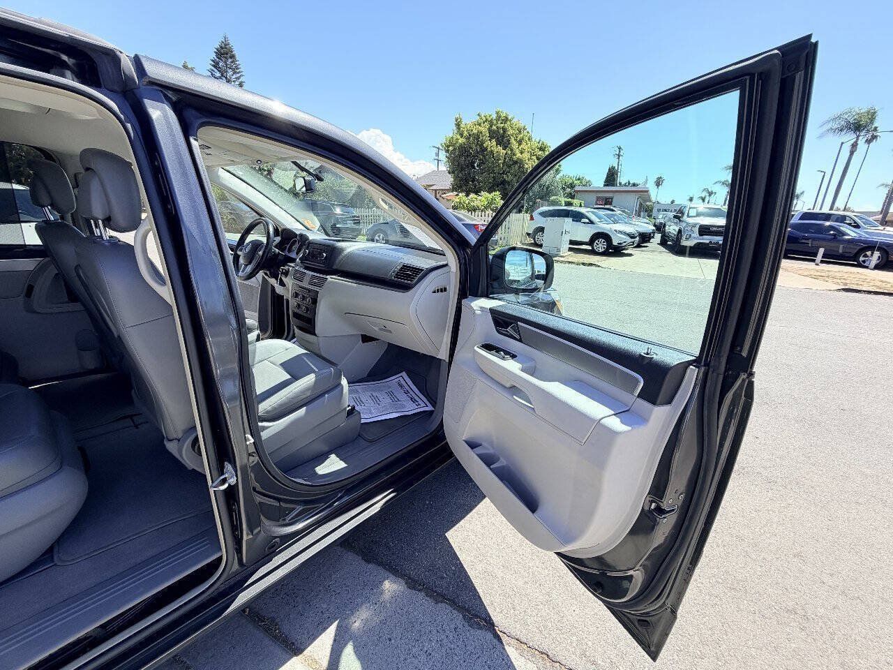 Used 2011 Volkswagen Routan SE FWD image 18