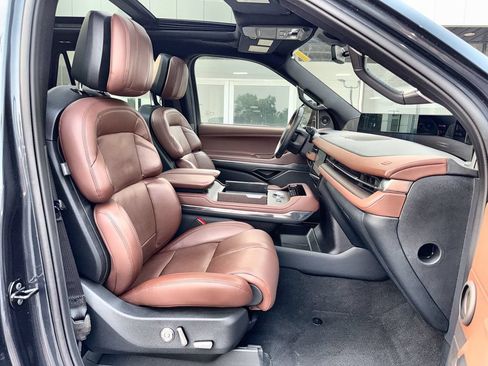Used 2025 Lincoln Navigator L Reserve AWD/4WD image 28
