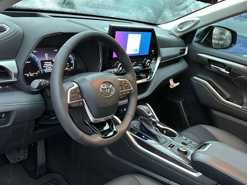 New 2026 Toyota Highlander Platinum AWD/4WD image 16