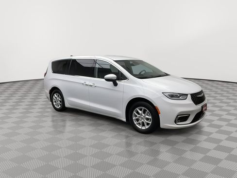 Used 2023 Chrysler Pacifica Touring-L image 39
