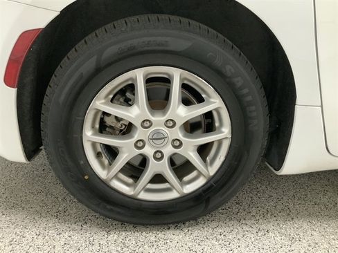Used 2024 Chrysler Pacifica Touring-L FWD image 13
