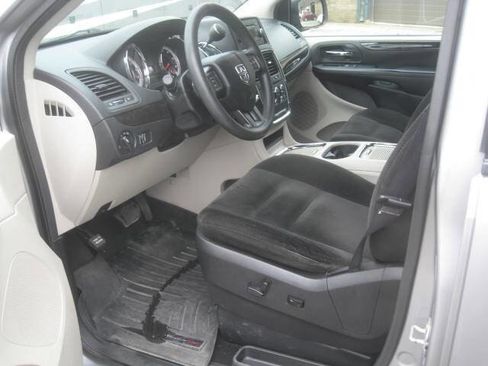 Used 2016 Dodge Grand Caravan SXT FWD image 13