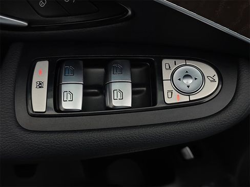 Used 2019 Mercedes-Benz GLC 300 4MATIC image 32