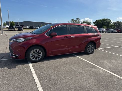 Used 2021 Toyota Sienna XLE FWD image 16