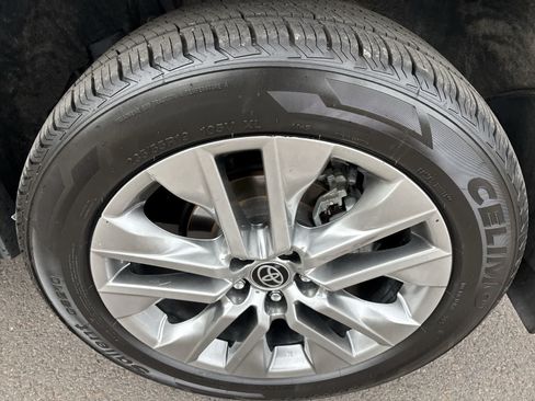 Used 2022 Toyota RAV4 XLE Premium FWD image 4