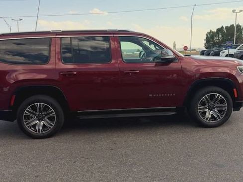 Used 2025 Jeep Wagoneer 4WD image 9