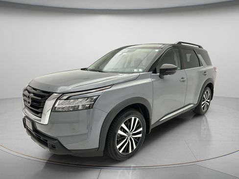 Used 2024 Nissan Pathfinder Platinum AWD/4WD image 3