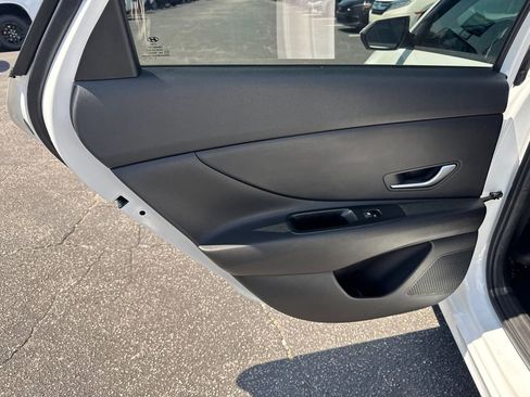 Used 2023 Hyundai Elantra SEL w/ Preferred Accessory Package FWD image 22