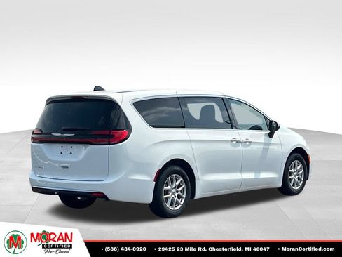 Used 2023 Chrysler Pacifica Touring-L FWD image 5