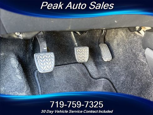 Used 2010 Toyota Yaris 4-Door Hatchback image 18