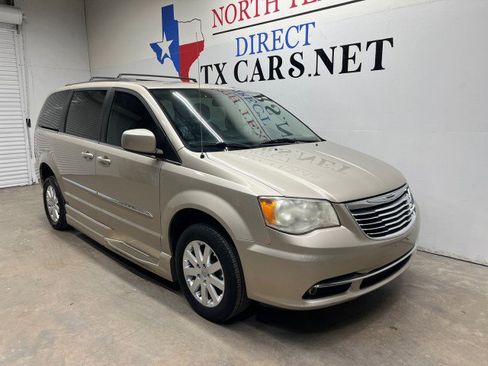 Used 2014 Chrysler Town & Country Touring image 2