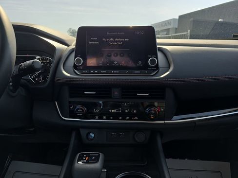 Used 2025 Nissan Rogue SV image 24