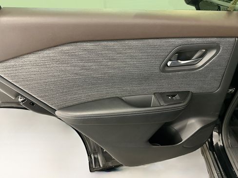 Used 2023 Nissan Rogue SV image 26