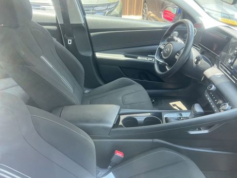 Used 2022 Hyundai Elantra SEL w/ Convenience + Premium Package FWD image 3