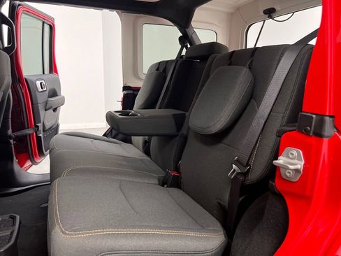 Used 2025 Jeep Wrangler Unlimited Sahara image 13