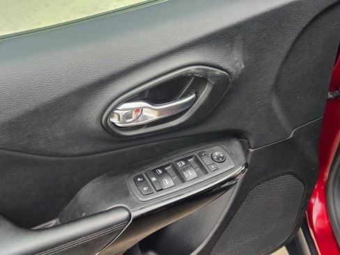 Used 2020 Jeep Cherokee Latitude Plus image 12