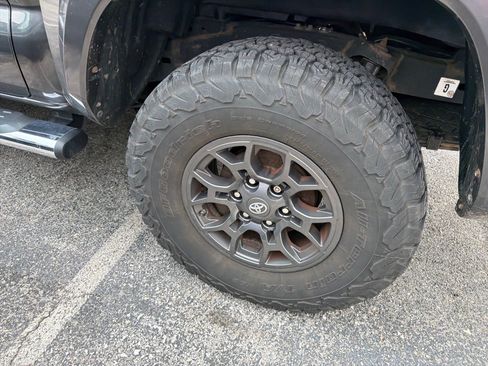 Used 2018 Toyota Tacoma SR5 AWD/4WD image 10