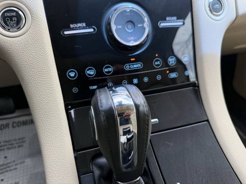 Used 2013 Ford Taurus Limited FWD image 28