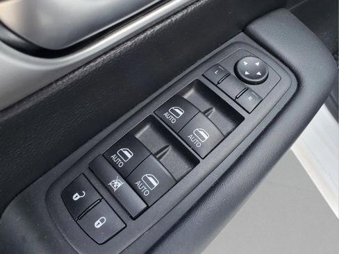 Used 2023 Chrysler Pacifica Touring-L w/ Uconnect Theater Family Group FWD image 13