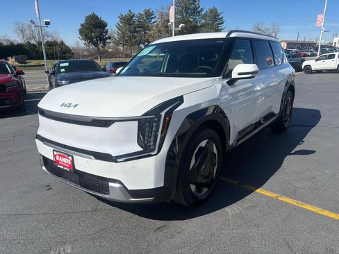 Used 2024 Kia EV9 Land image 10