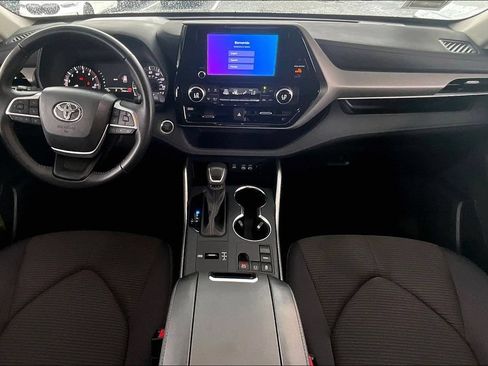 Used 2025 Toyota Highlander LE FWD image 7