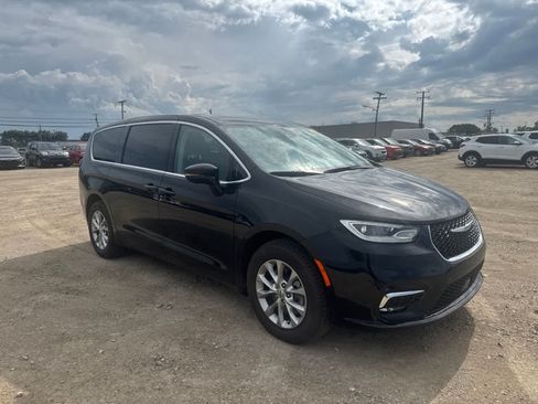 Used 2024 Chrysler Pacifica Touring-L AWD/4WD image 4