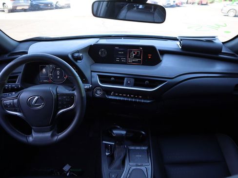 Used 2022 Lexus UX 200 image 7
