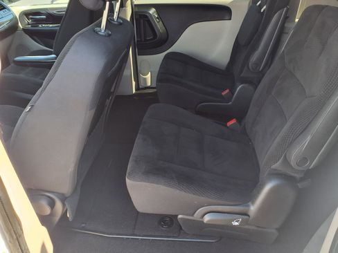 Used 2018 Dodge Grand Caravan SE image 6