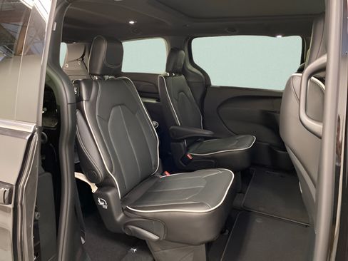 Used 2027 Chrysler Pacifica Limited FWD image 24