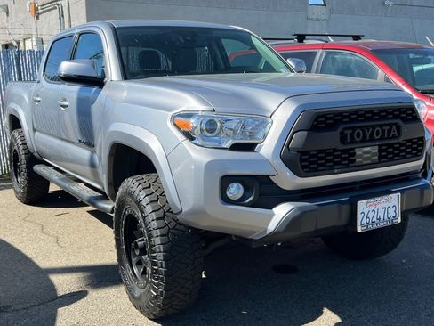 Used 2021 Toyota Tacoma SR5 w/ Technology Package image 3