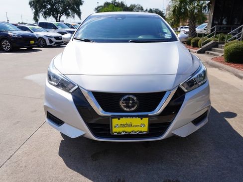 Used 2021 Nissan Versa SV image 2