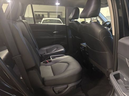 Used 2025 Toyota Grand Highlander XLE image 41