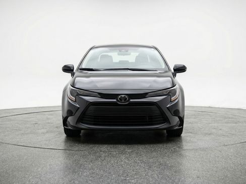 Used 2025 Toyota Corolla LE image 2