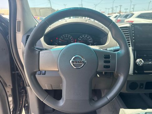 Used 2010 Nissan Frontier SE RWD image 13