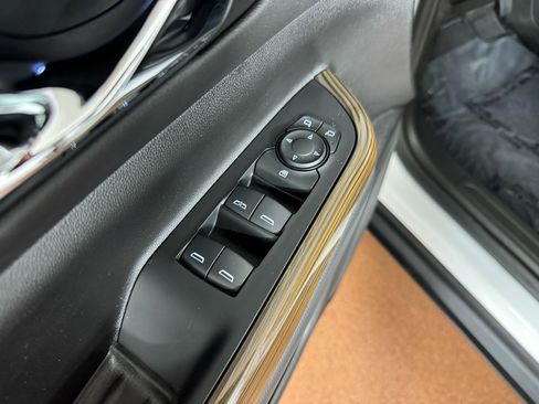 Used 2023 GMC Acadia SLE w/ Driver Convenience Package image 16