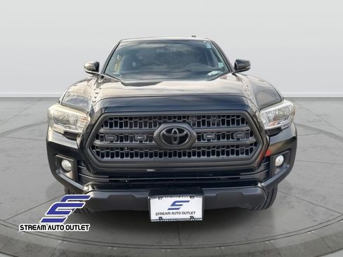 Used 2016 Toyota Tacoma TRD Sport image 3